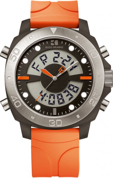 Die Herren – Armbanduhr 1512681 verfügt über ein mehrfarbiges Zifferblatt mit digitaler Anzeige von Zeit, Datum und Wochentag. Weitere Details sind die orange akzentuierten Zeiger, die Alarmfunktion, die Stoppuhr 1/100 Sek. und das orangene Silikonarmba